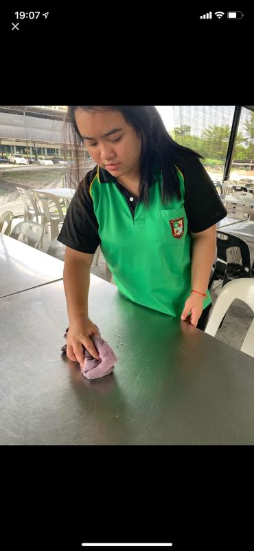 เช็ดโต๊ะโรงอาหาร 