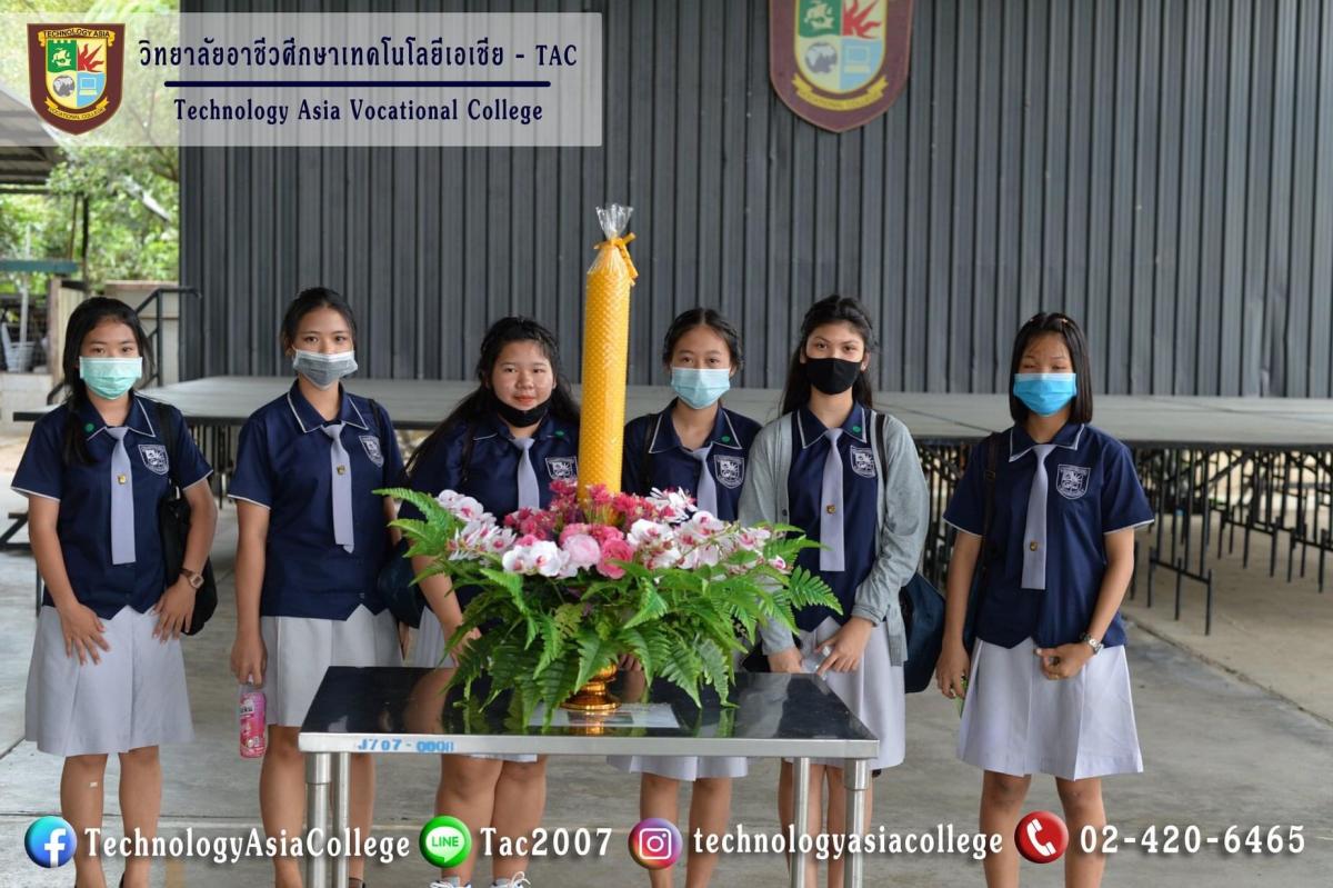 ร่วมกันประดับเทียนพรรษาในเทศกาลวันเข้าพรรษา
