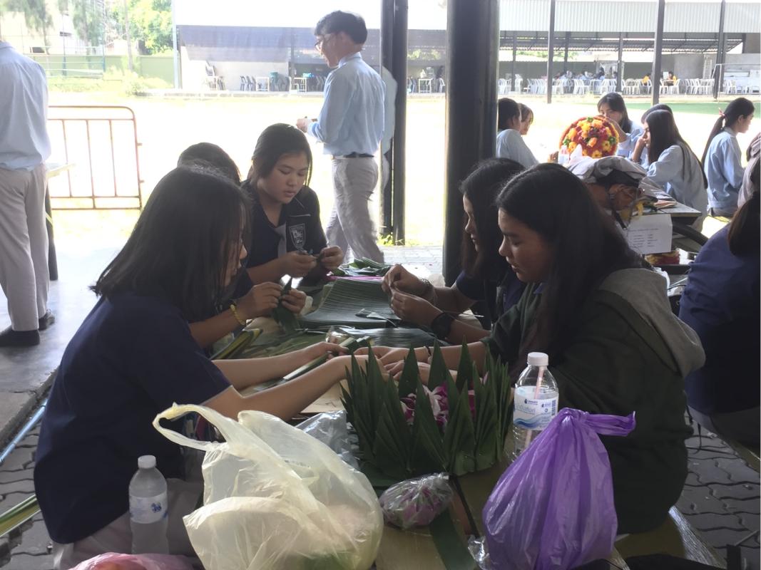 ทำกระทงเนื่องในประเพณีวันลอยกระทง