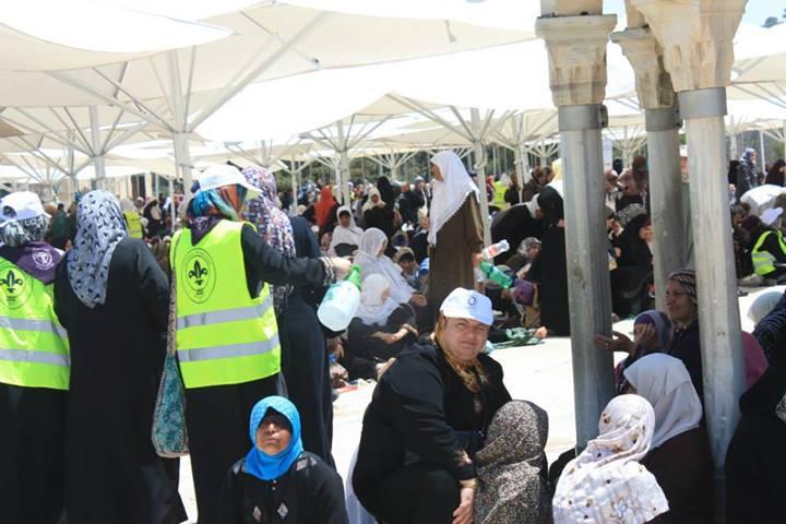 كشافة فلسطين في خدمة الصائمين في المسجد الاقصى 2013 