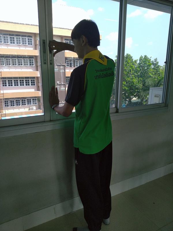 ปิดหน้าต่างห้องเรียนให้เรียบร้อย.