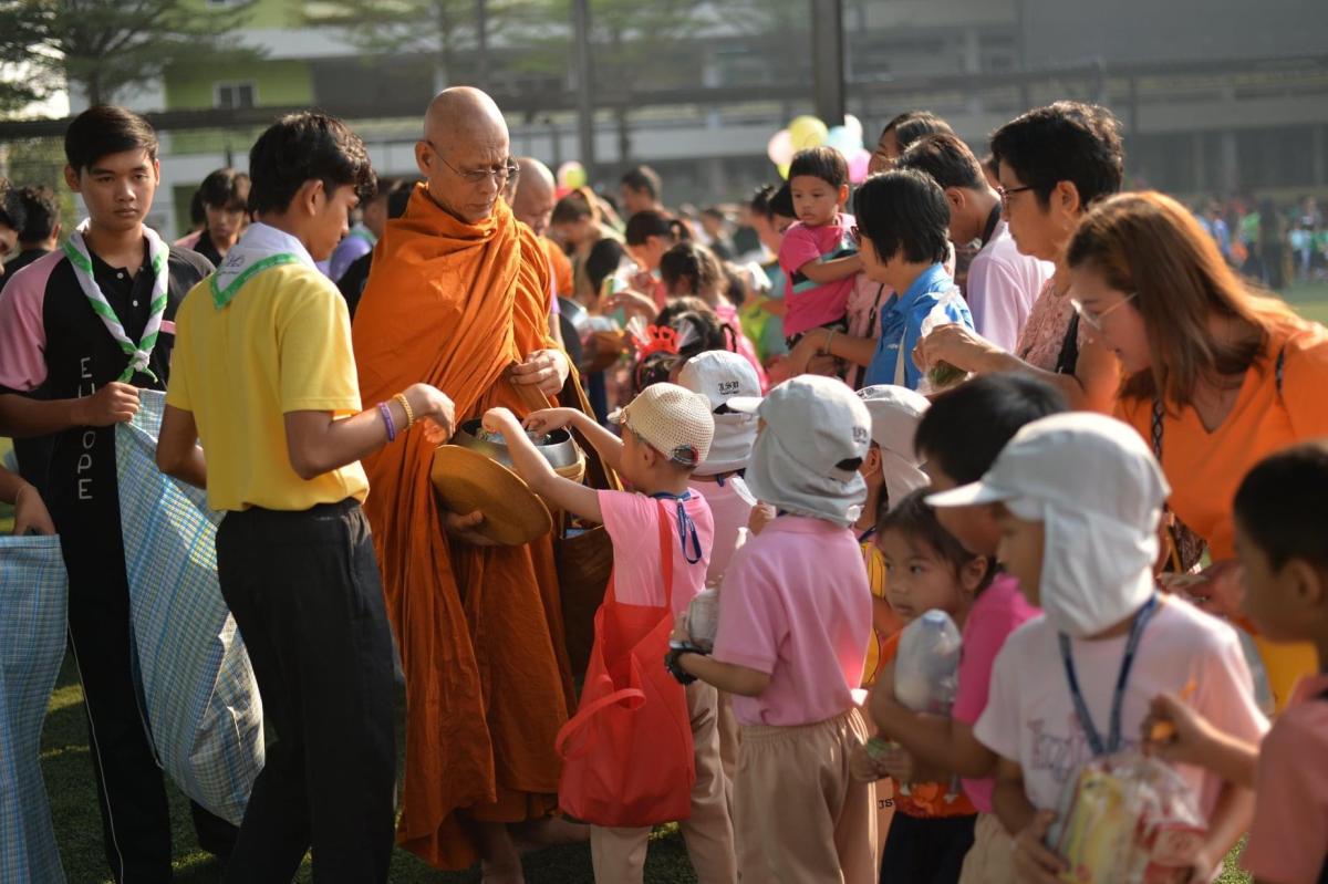 ทำบุญตักบาตร กิจกรรมดอกแก้วเกมส์