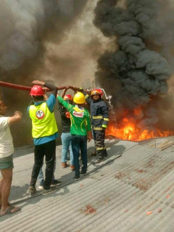 আগুন নিভানো ও উদ্ধারকাজে রোভার স্কাউট। 