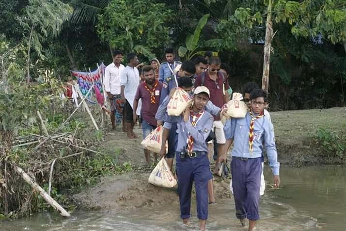 বন্যাদুর্গতদের মাঝে ত্রাণ বিতরণ 