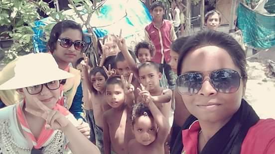 গ্রামে শিশু-কিশোরদের স্বাস্থ্য নিয়ে তাদের সাথে আলোচনা.