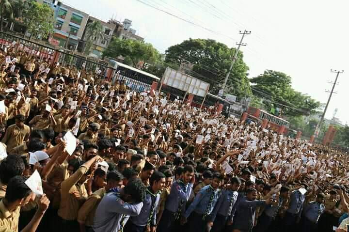 নিরাপদ সড়ক নিশ্চিতকরণে আমাদের দায়িত্ব” বিষয়ক লিফলেট বিতরণ 