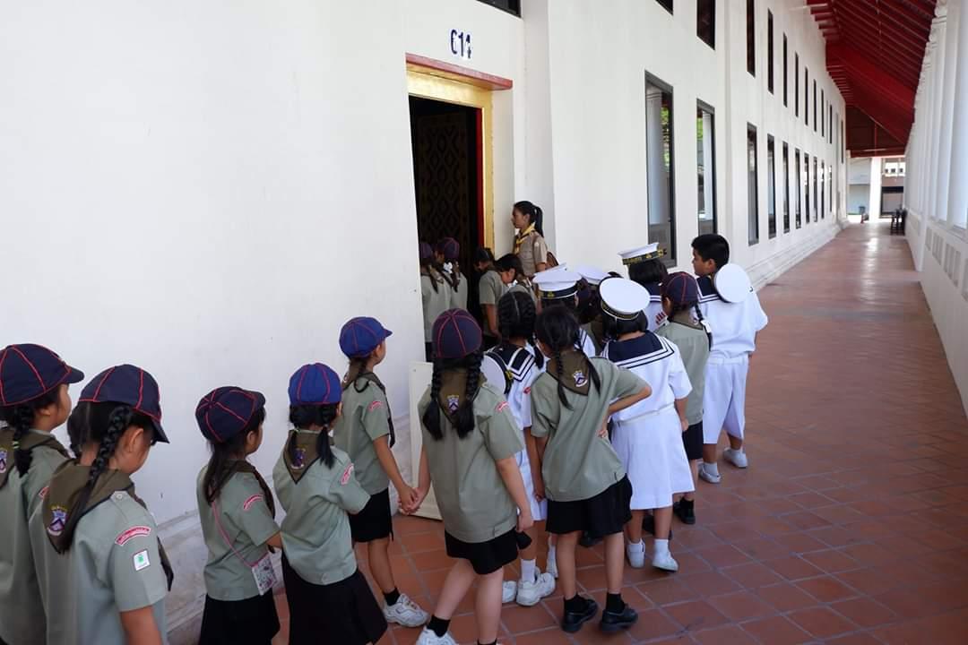 เดินชมนิทรรศการ