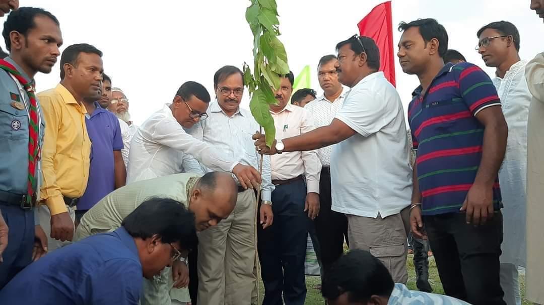 বঙ্গবন্ধু শেখ মুজিবুর রহমানের জন্মশতবর্ষ উপলক্ষ্যে সিরাজগঞ্জ  হার্ডপয়েন্টে বৃক্ষরোপন কর্মসূচীর