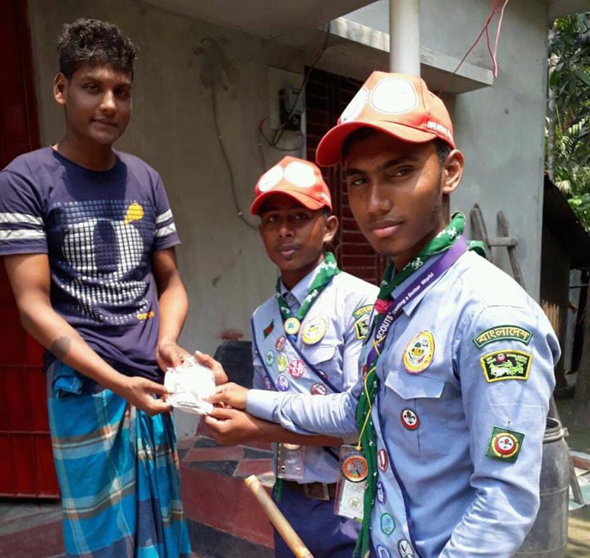 দরিদ্র কৃষকের মধ্যে বীজ বিতরন