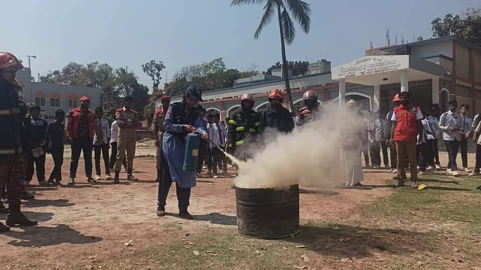 আন্তর্জাতিক দুর্যোগ প্রস্তুতি দিবস উদযাপন উপলক্ষে ভূমিকম্প ও অগ্নিকাণ্ডে করণীয় বিষয়ে মহড়া।