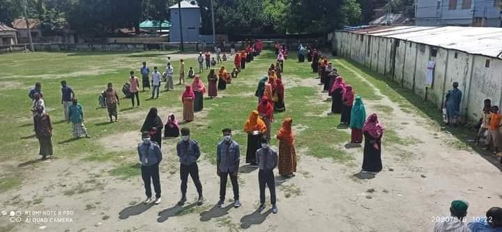 অসহায় মানুষদের কে খাদ্য বিতরন।