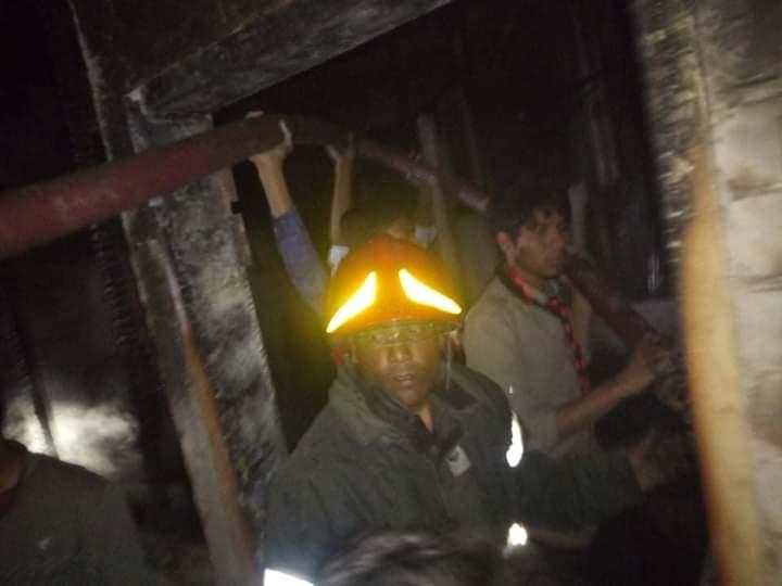 "রংপুরে আগুন নেভানোর চেষ্টা করল রোভার স্কাউটরা"