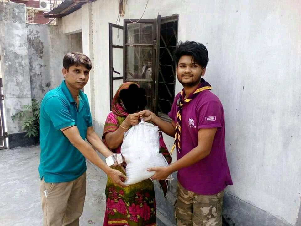 ত্রান সামগ্রী গ্রহণ 