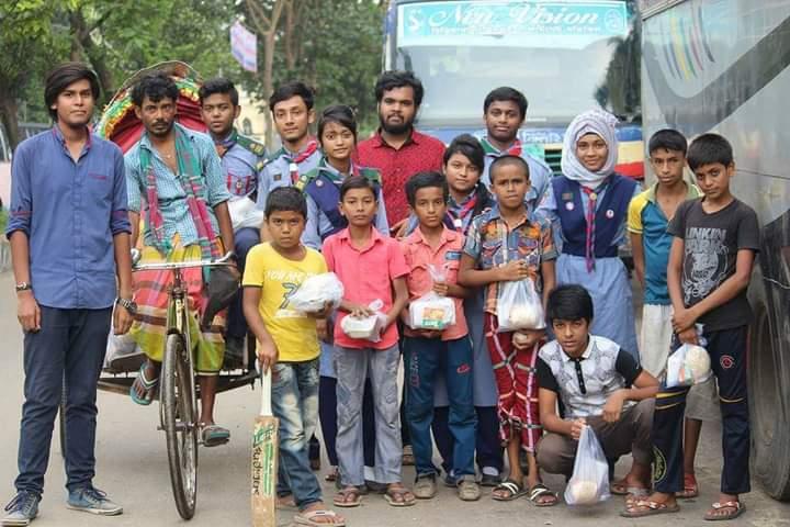 গরীবদের মাঝে ইফতারি বিতরণ