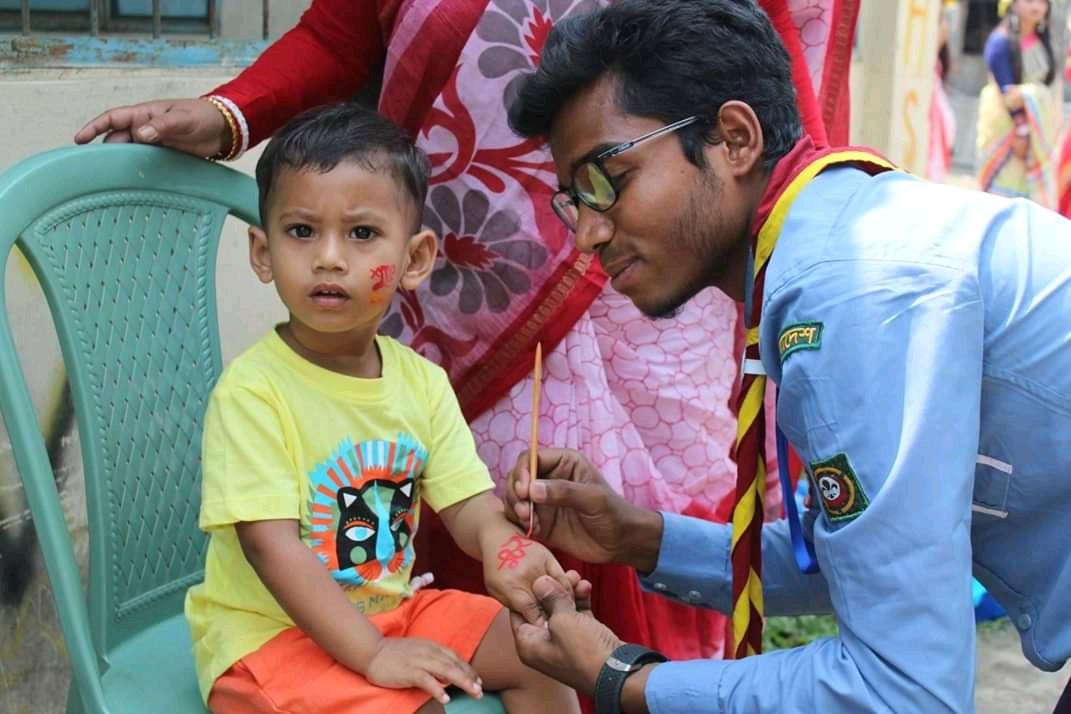 বিনামূল্যে পানি বিতরণ ও আলপনা অঙ্গন