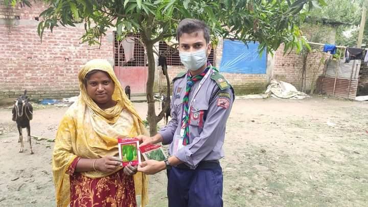 জয়পুরহাট মুক্ত রোভার স্কাউট গ্রুপের ডে ক্যাম্পের  সবজী বীজ বিতরন এবং রোপন