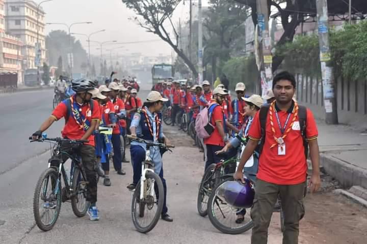 শতবর্ষে রোভারিং সু-নাগরিক প্রতিদিন....
মিরপুর টেকনিক্যাল থেকে ঢাকা বিশ্ববিদ্যালয়ের মল চত্বরে যাওয়ার পথে ঢাকা জেলা রোভার।❤❤❤❤