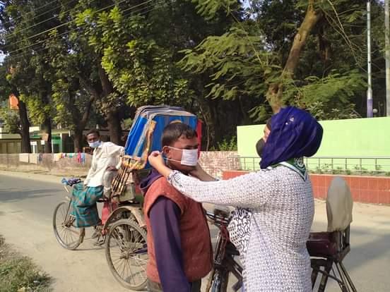 বিনা মূল্যে দুইশতাধিক মাক্স বিতরণ