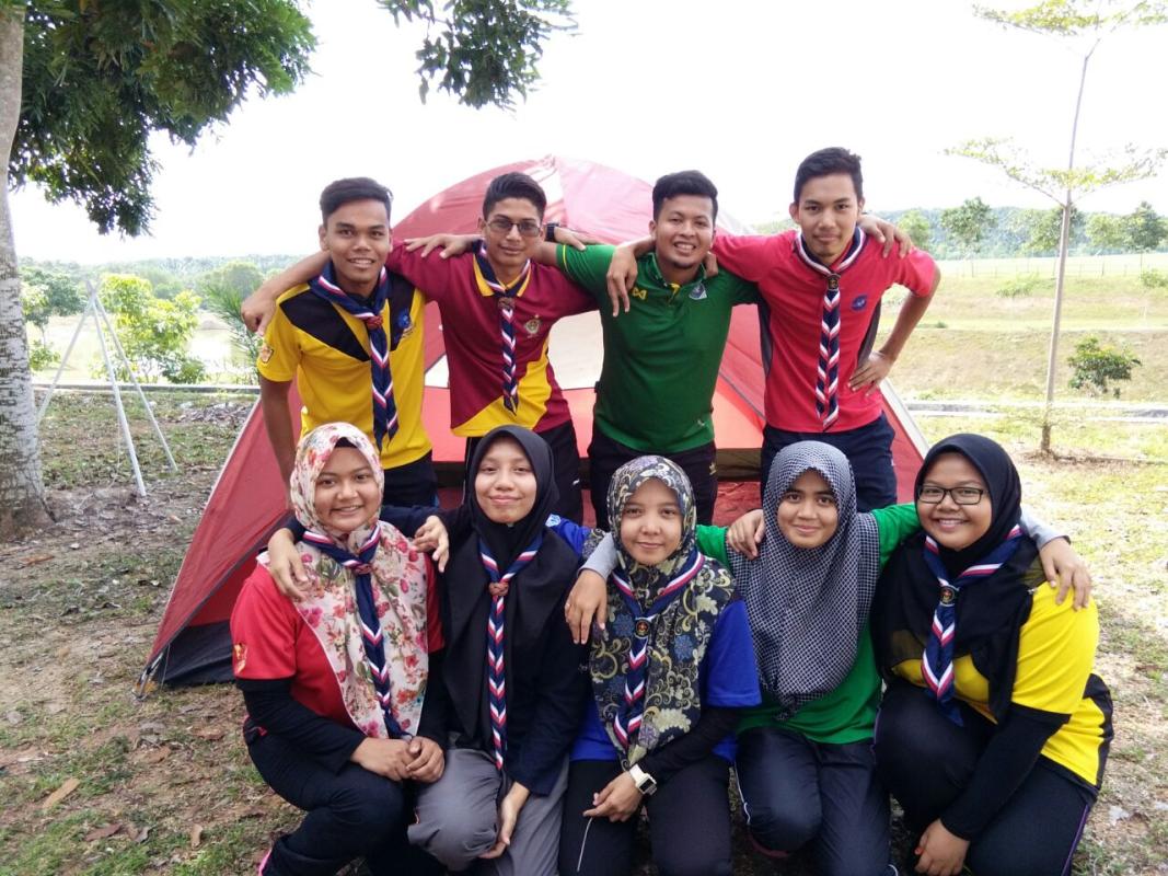 Latihan memasang khemah