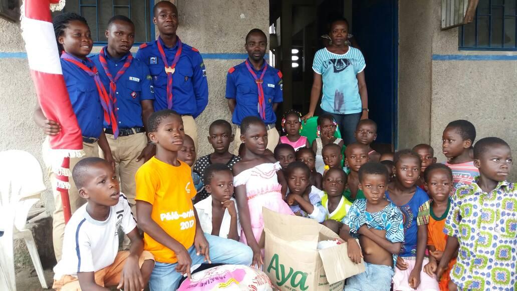 Remise de dons à un orphelinat