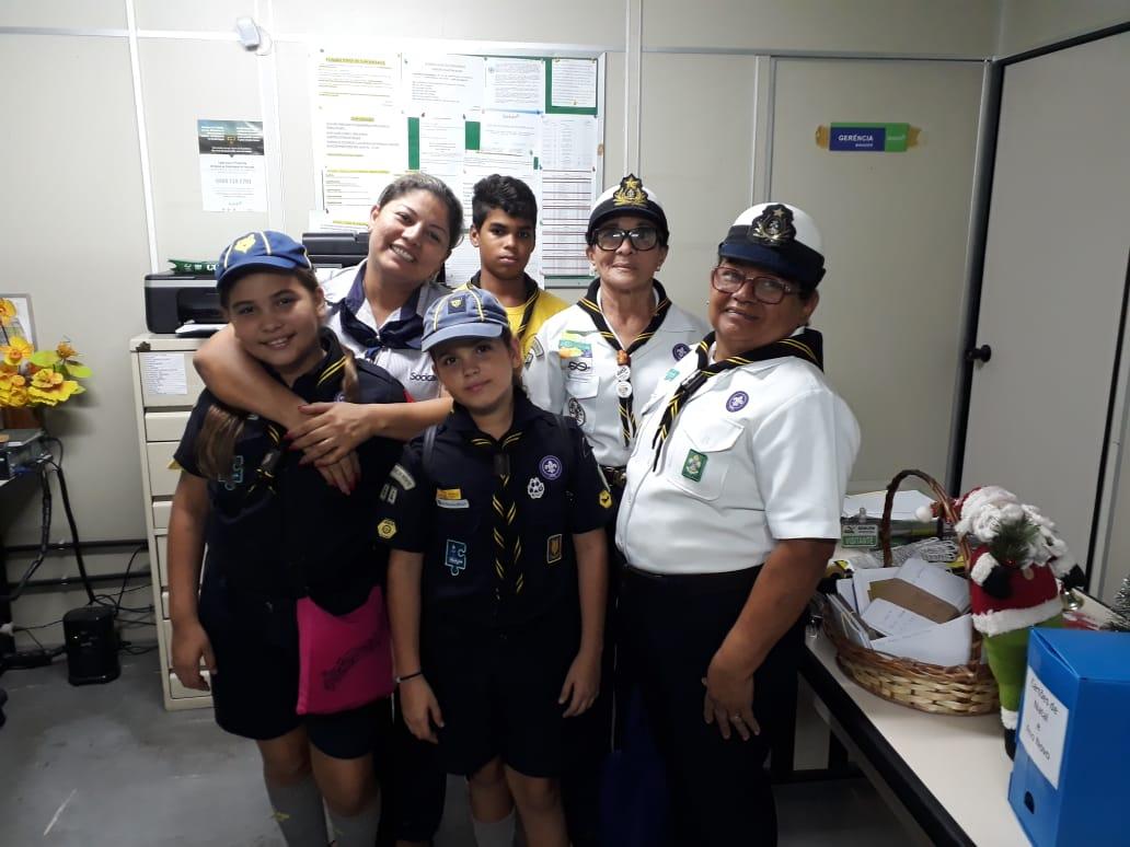 Cartão Social - escoteiros ajudando a enviar as boas novas no Natal 