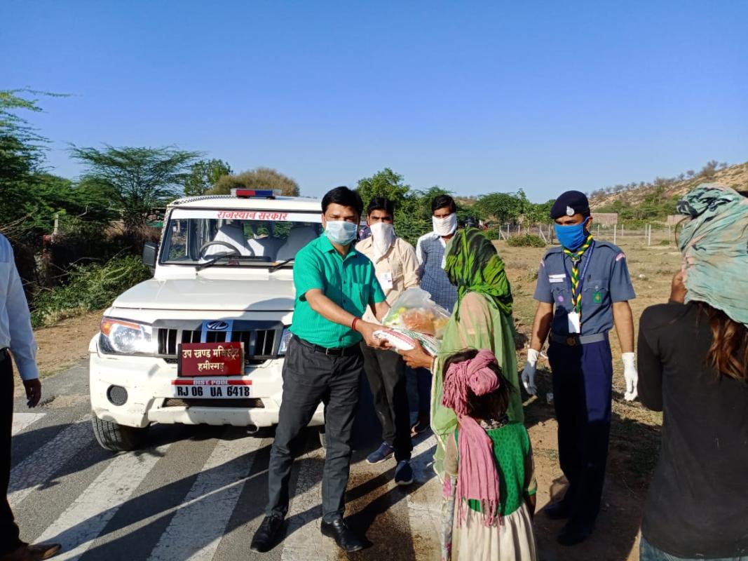 कोविड - 19 में खाद्य सामग्री वितरण 