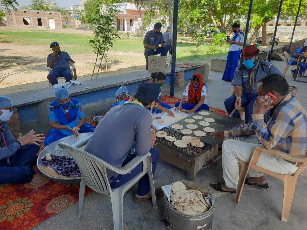 जरूरतमंद लोगो तक भोजन पहुचाया गया 