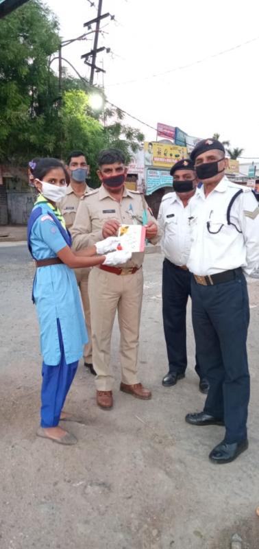distribute thanku card our covid-19 warriors