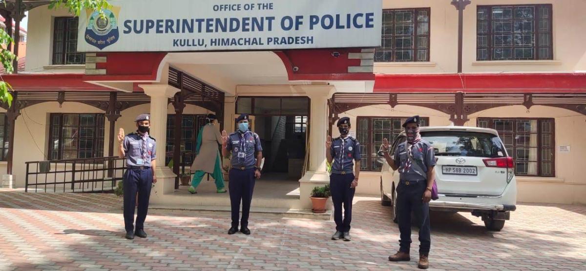 लॉकडाउन के दौरान जिला पुलिस और जिला प्रशासन के साथ covid ​​-19 के लिए जागरूकता करते हुए। 