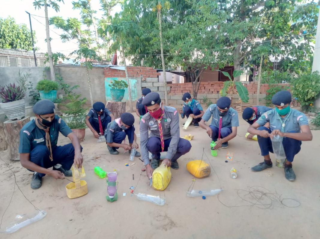   चुग्गा  पात्र बनाते हुए