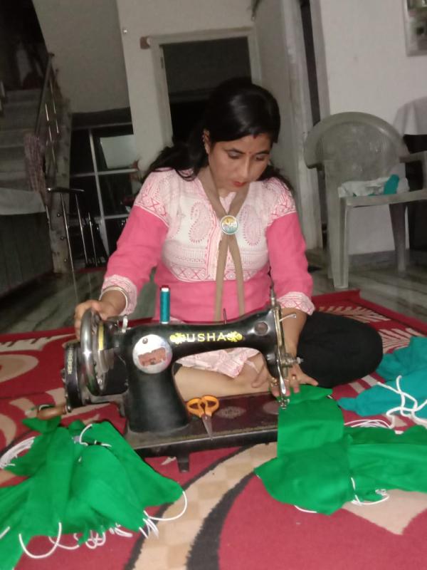 कोरोना वायरस से लोगो के बचाव के लिए मास्क बनाती स्काउट गाइड केप्टन जयलता माधव