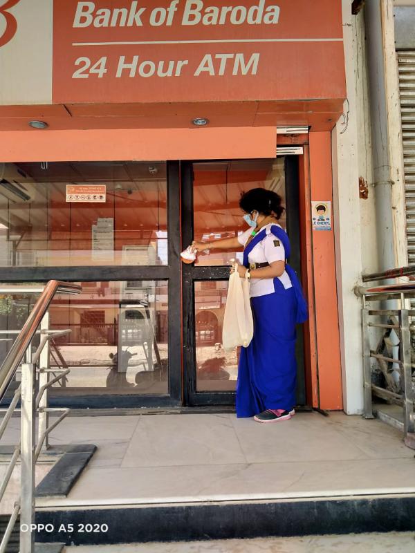 सार्वजनिक स्थान की साफ सफाई व सेनेटाइजर कर सेवा कार्य करती यूनिट लीडरसुमन चारण