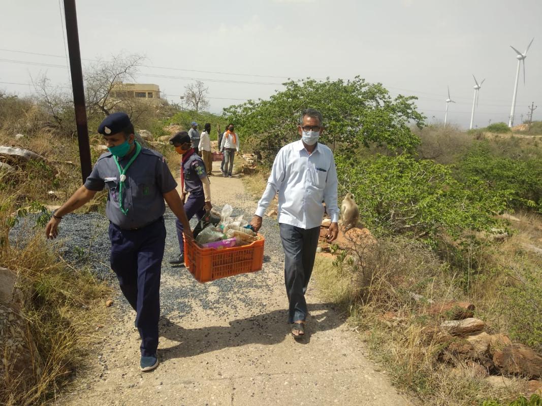 हर्ष पर्वत पर कचरा एकत्रित करते हुए