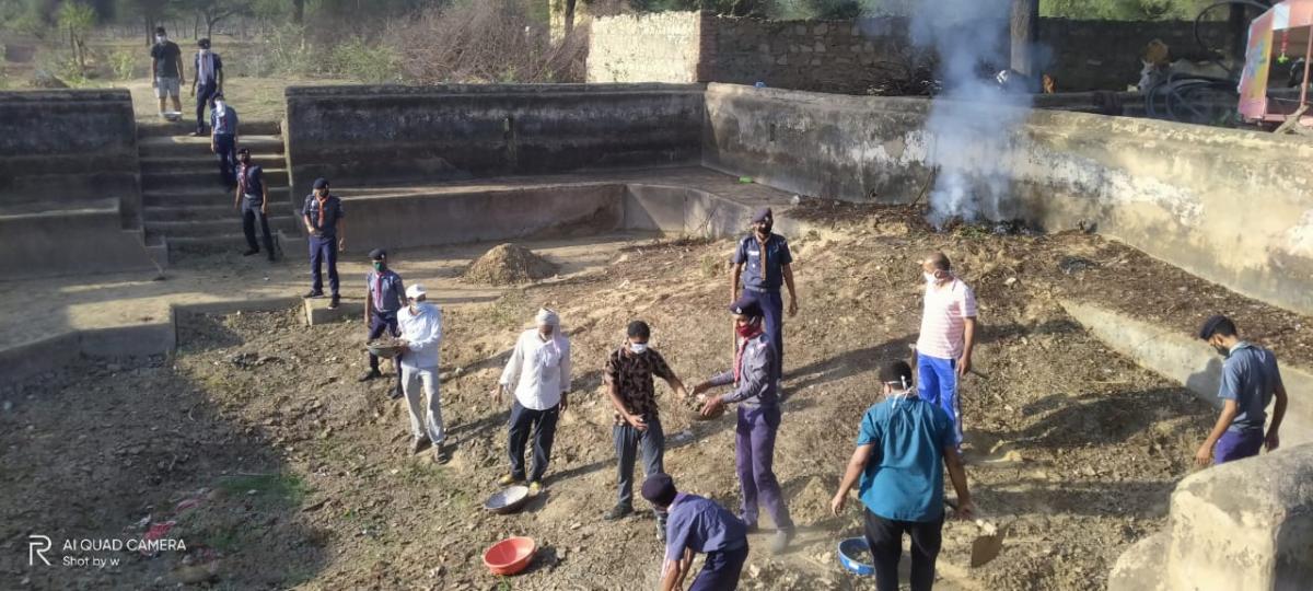  तालाब कि सफाई करते हुए  