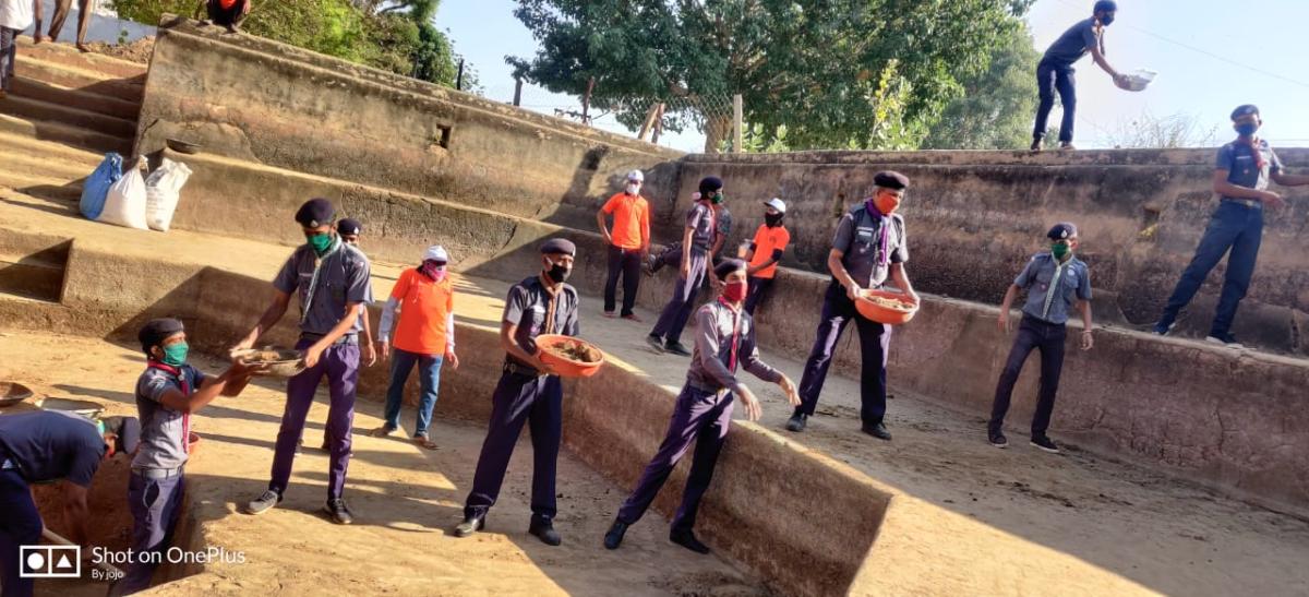 तालाब की सफाई  करते  हुए