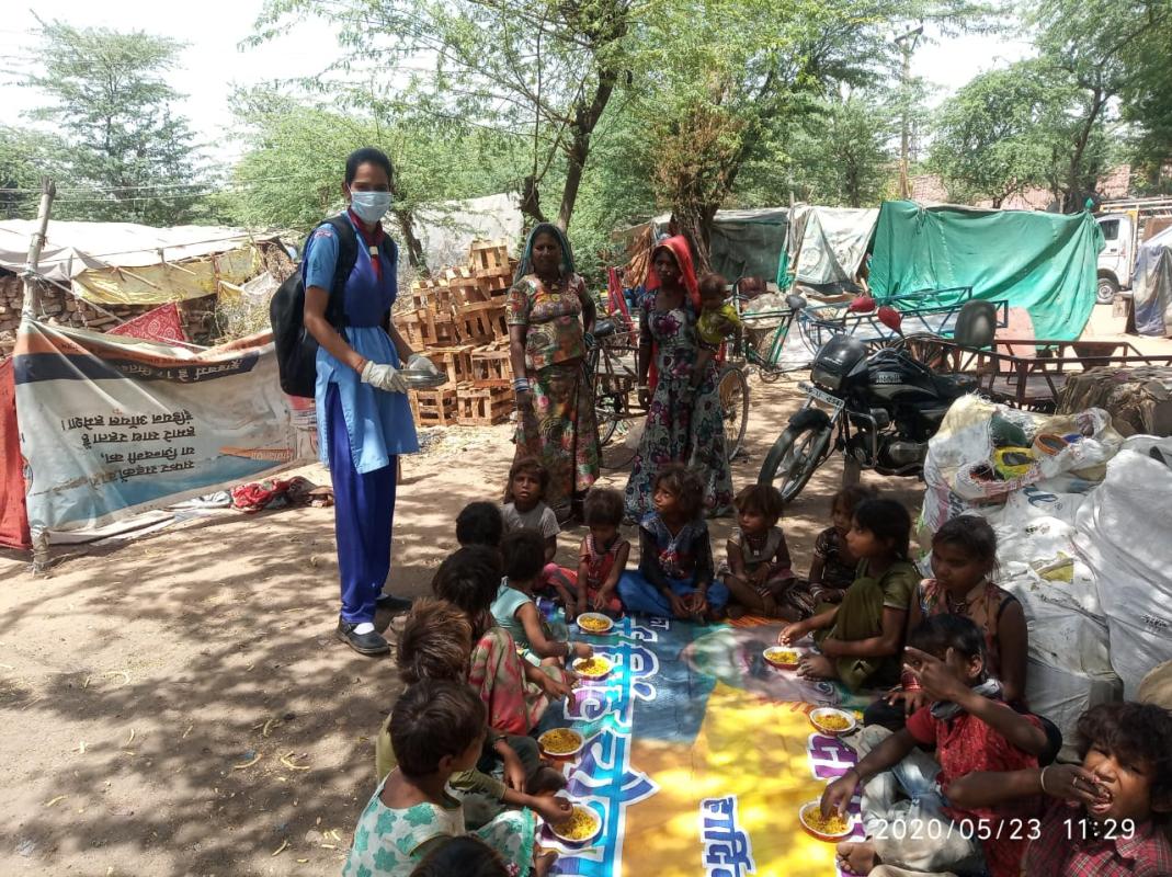 #messanger of peace       *एक हाथ वो बढ़ा, एक हाथ ये बढ़ा,*
*एक नेक प्रयास से, कोई भूखा पेट भरा।*

वैश्विक महामारी से, करने को दो-दो हाथ,
जन-जन के प्रयास से देखो, भारत हुआ एकसाथ।