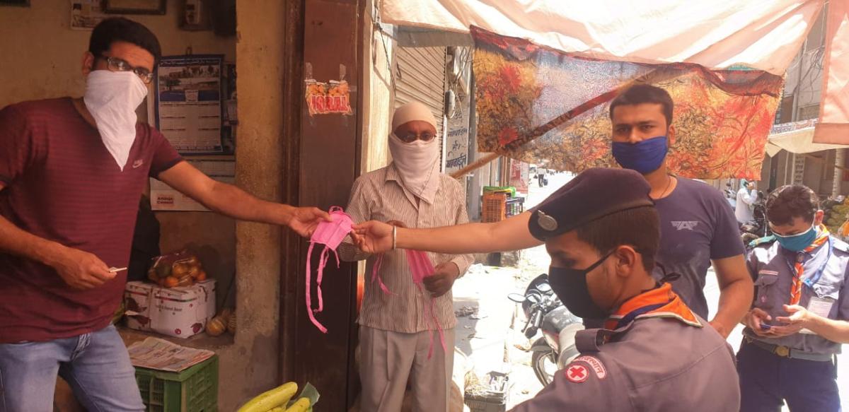 मास्क भेंट करते हुए