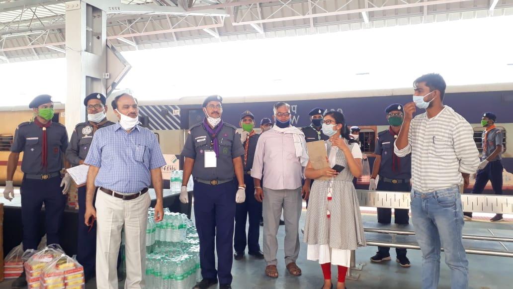 *बिहार जाने के लिए रेलवे स्टेशन पर पहुंचे प्रवासी,झुंझुनू रेलवे स्टेशन से रवाना होगी ट्रेन,  