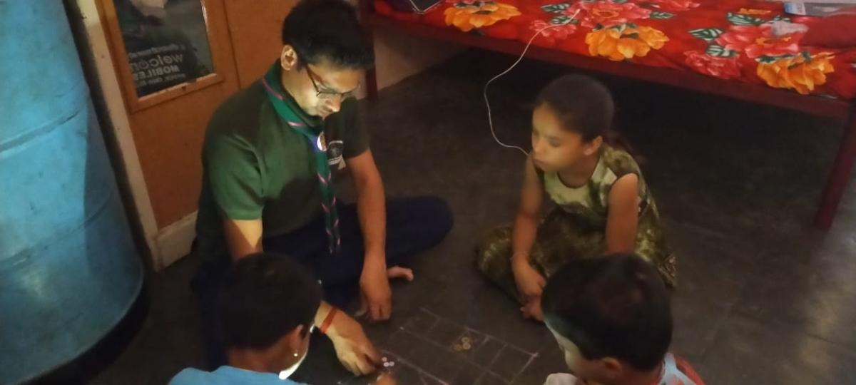 रात को गेम खेलते हुए