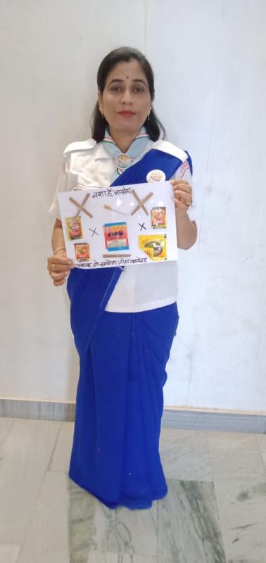 नशीली वस्तुओं की होली जलाती स्काउट गाइड केप्टन जयलता माधव