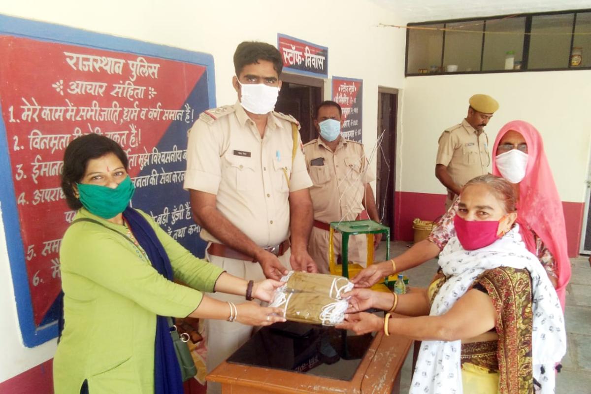 थानेदार चंद्रवीर सिंह भाटी थाना गुड़ा एंदला को खाकी मास्क सुपुर्द करते हुए यूनिट लीडर सुमन चारण