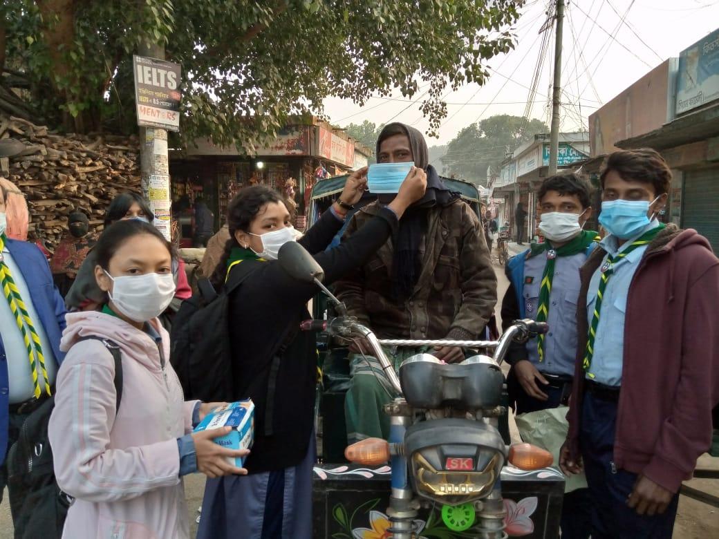করোনা প্রতিরোধে সাধারণ জনগনের মধ্যে মাস্ক বিতরন 