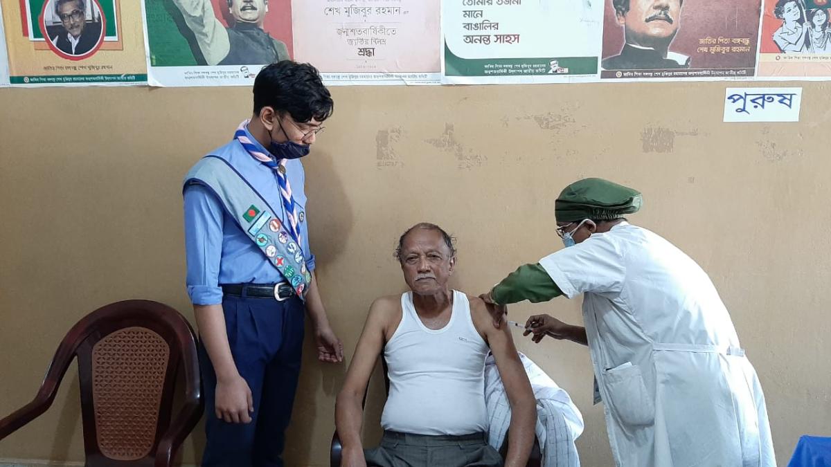 Provide assistance in coronary vaccination.