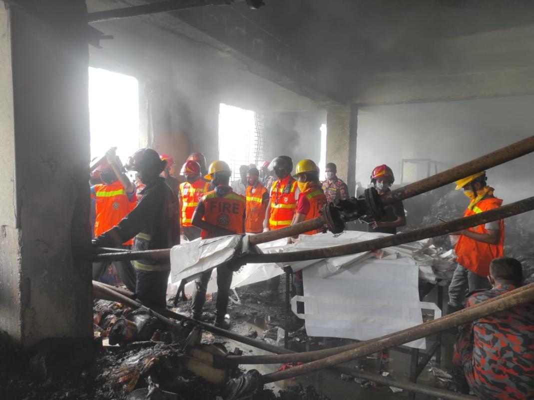 জীবনের ঝুকি নিয়ে নারায়ণগঞ্জ অগ্নিকান্ডে স্বেচ্ছাসেবক হিসেবে কাজ করছে সপ্তনীল মুক্ত মহাদলের স্কাউট, রোভার এবং লিডাররা