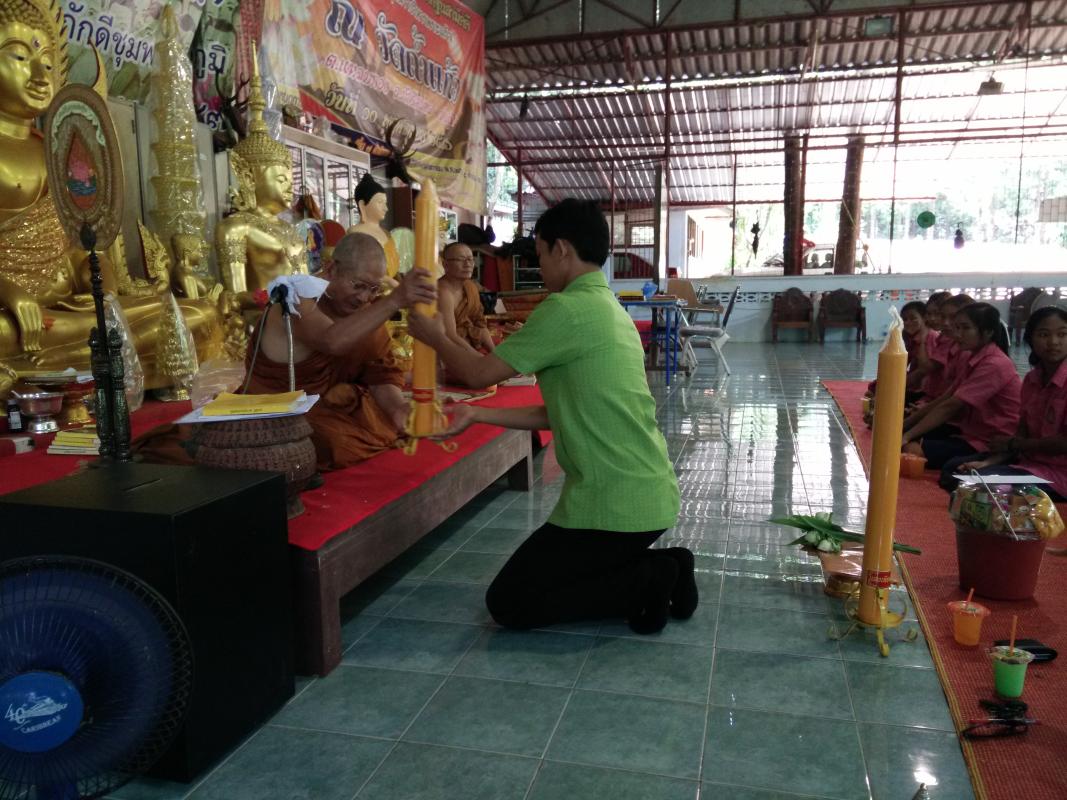 ถวายเทียนพรรษาแด่พระสงฆ์