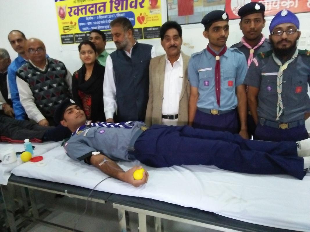 रक्तदान शिविर में रक्तदान व सेवा कार्य