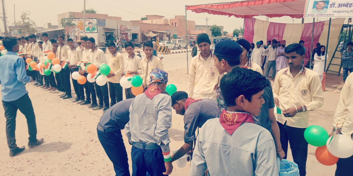 मानव श्रखला बनाई और सहयोग किया।