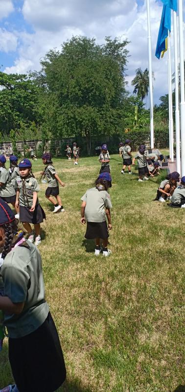 เก็บขยะบริเวณสนามหญ้า