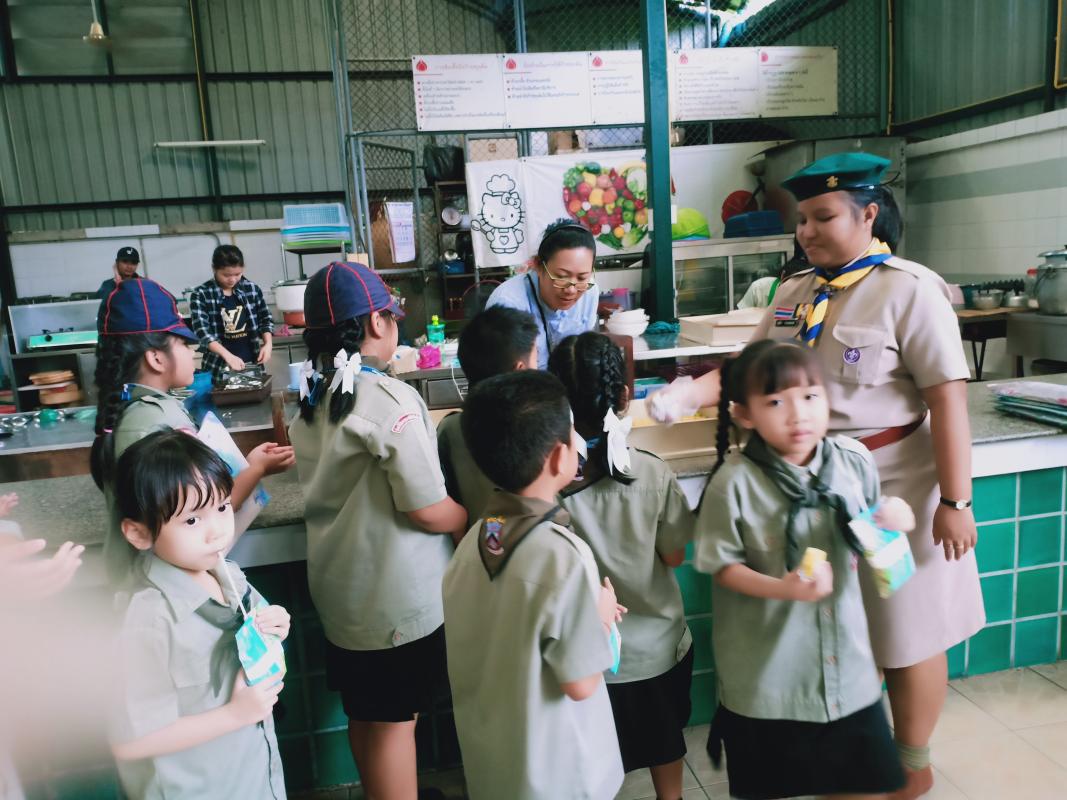 แจกขนมให้เด็กๆ