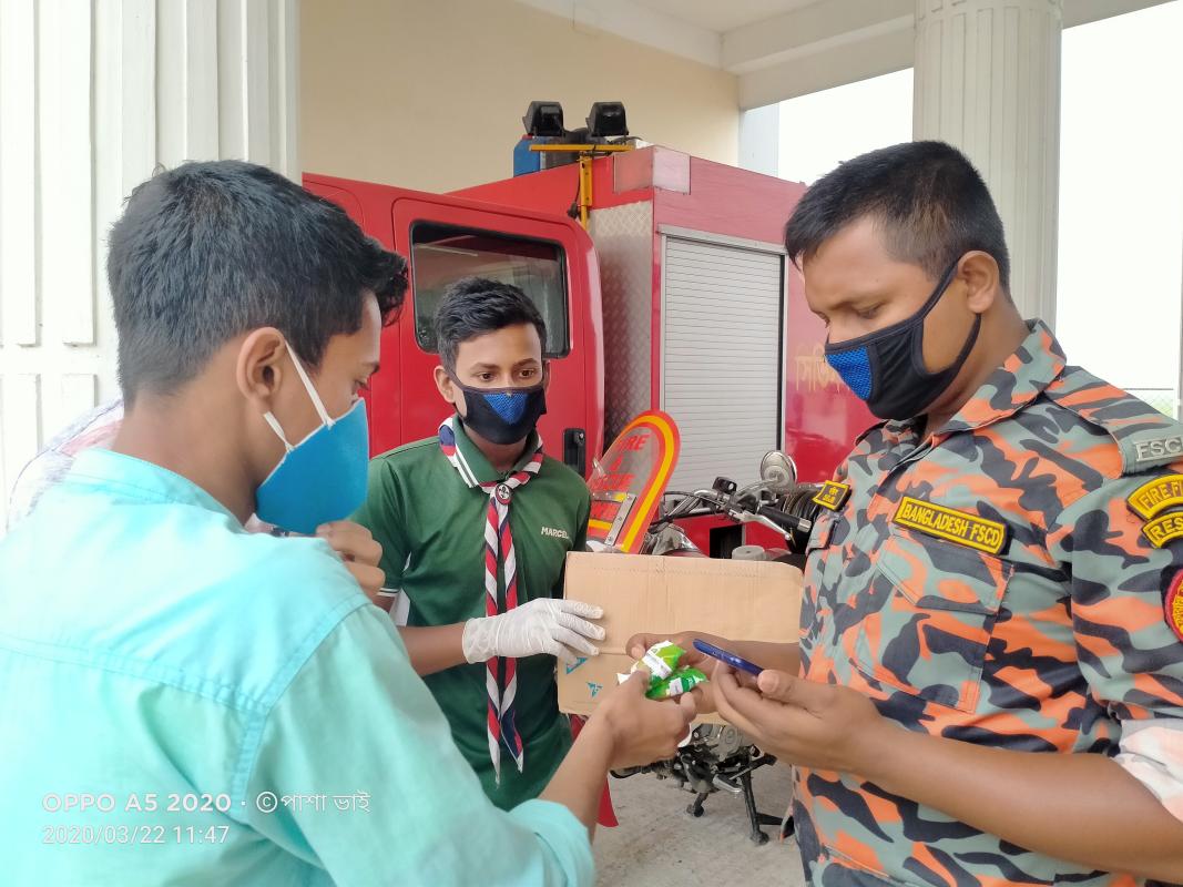 করোনা ভাইরাস প্রতিরোধে সুরক্ষা সামগ্রী বিতরণ